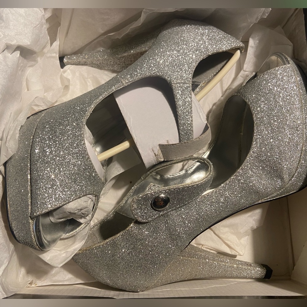 NIB  just Fabulous size 6.5 heels